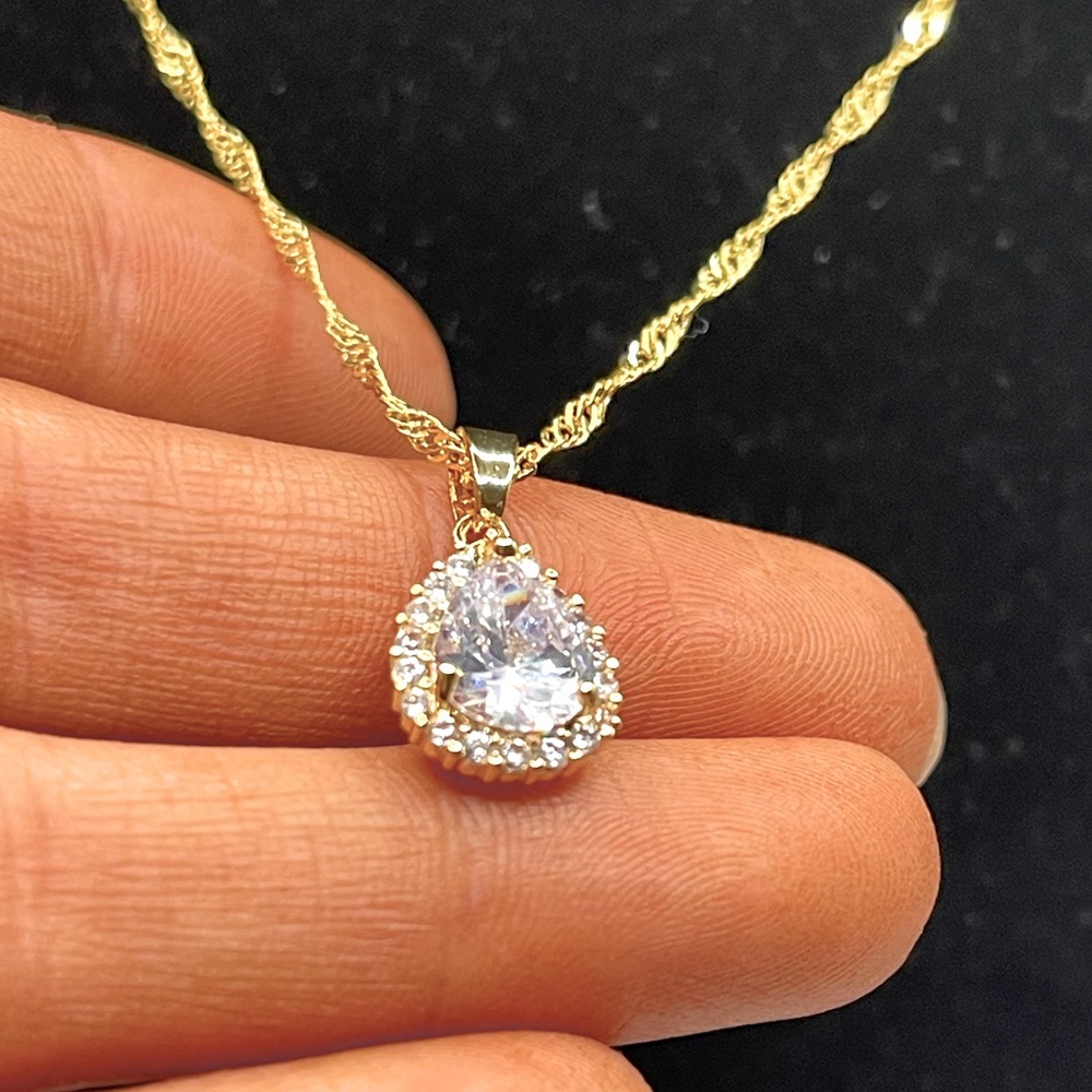 STUNNING Diamond pendant with halo